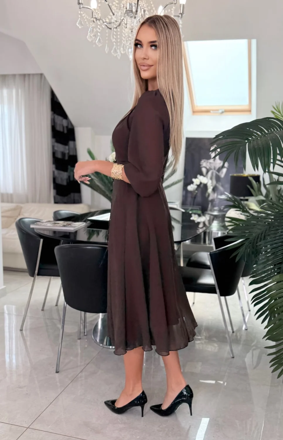 Modelka w czekoladowej sukience Aurelia, widok z boku